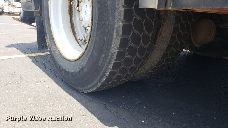 image for item EU9882 1995 International 4900 digger derrick truck