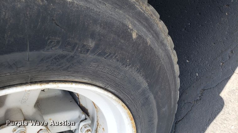 image for item EU9882 1995 International 4900 digger derrick truck