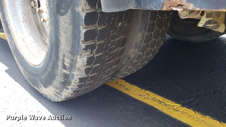 image for item EU9882 1995 International 4900 digger derrick truck