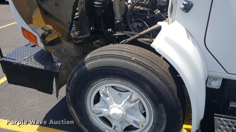 image for item EU9882 1995 International 4900 digger derrick truck