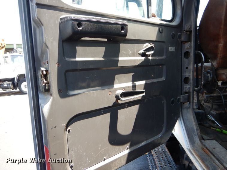 image for item EU9883 1995 International 4900 dump truck