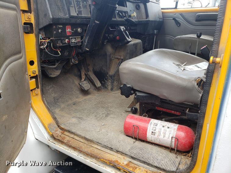 image for item EU9884 1996 International 4900 dump truck