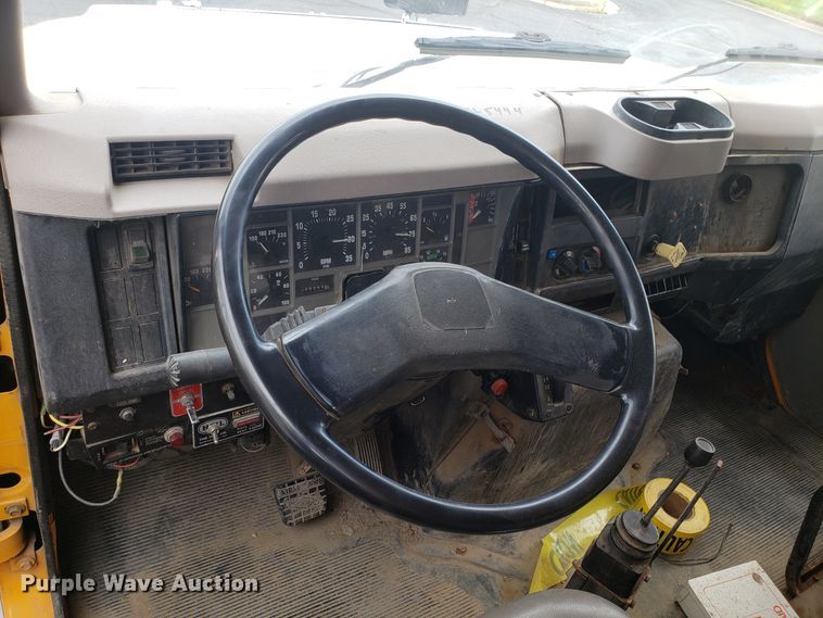 image for item EU9884 1996 International 4900 dump truck