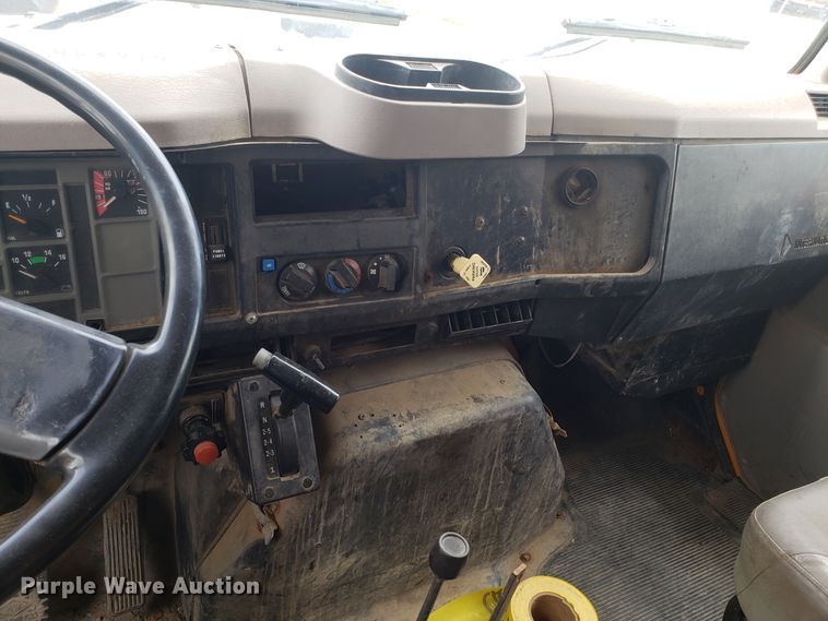 image for item EU9884 1996 International 4900 dump truck