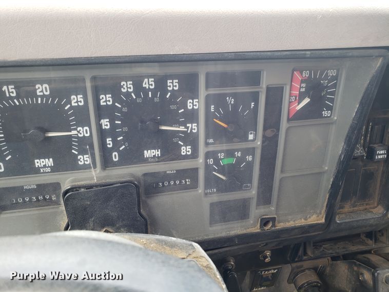 image for item EU9884 1996 International 4900 dump truck