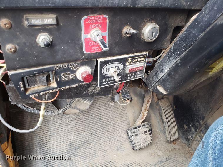 image for item EU9884 1996 International 4900 dump truck