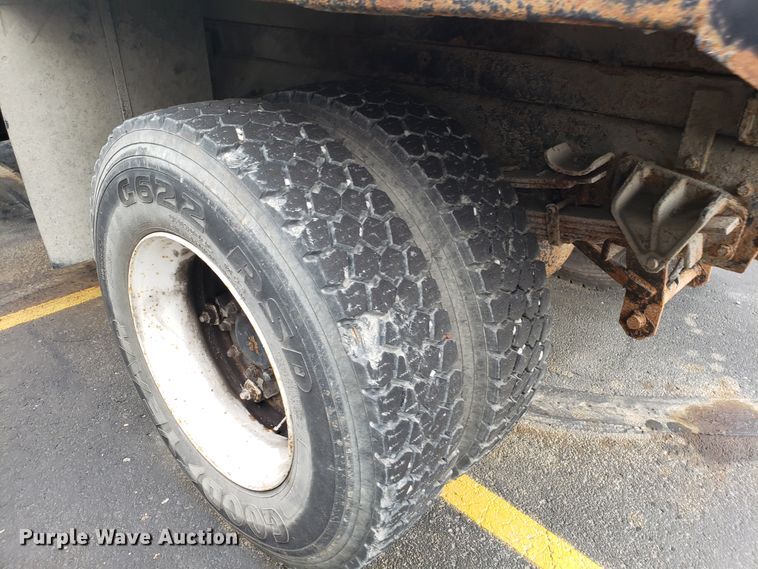 image for item EU9884 1996 International 4900 dump truck