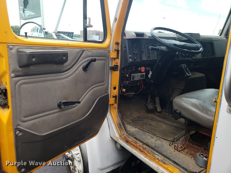 image for item EU9885 1998 International 4900 dump truck