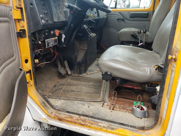 image for item EU9885 1998 International 4900 dump truck