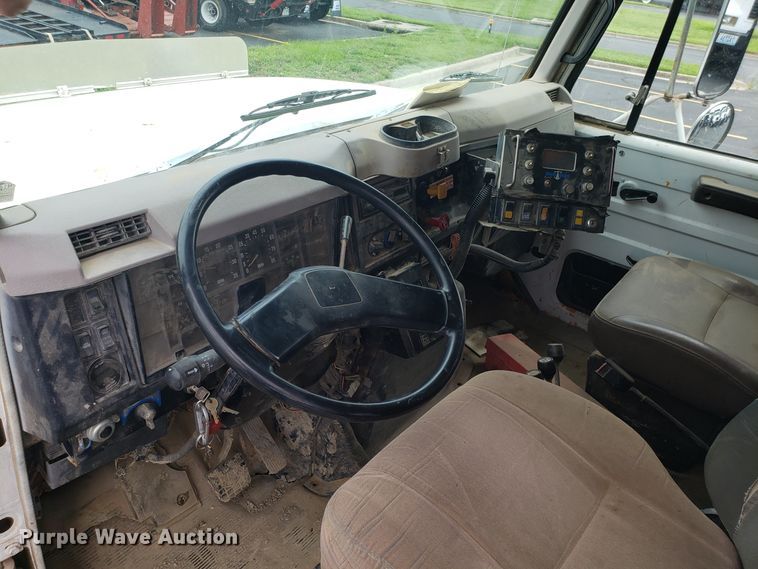 image for item EU9887 1998 International 4900 dump truck