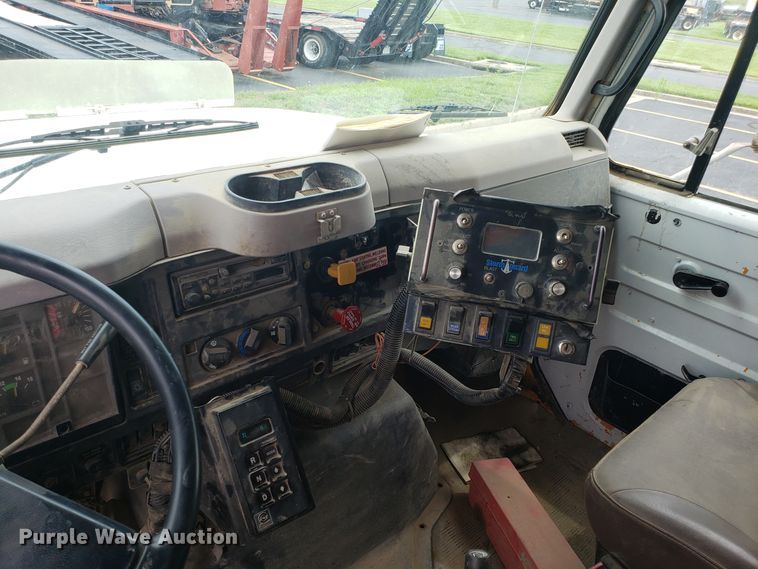 image for item EU9887 1998 International 4900 dump truck