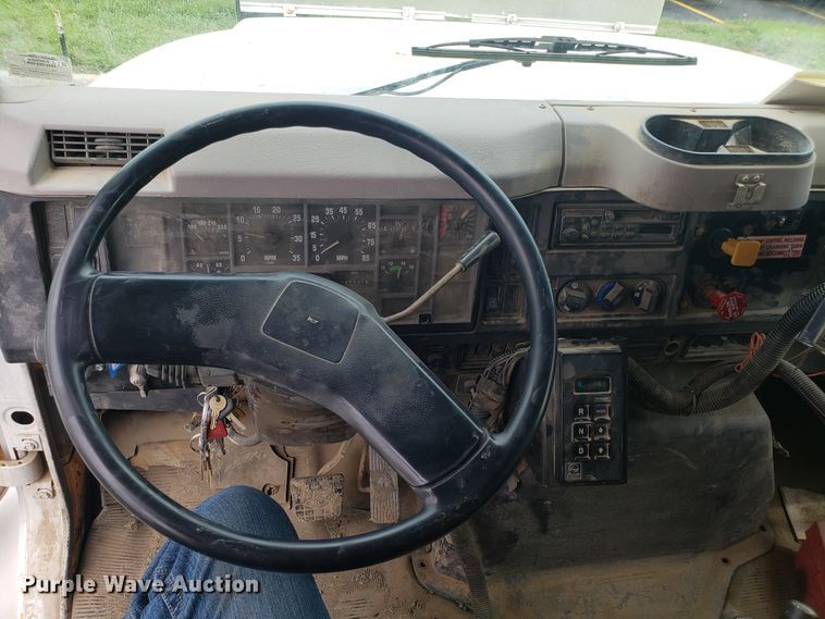 image for item EU9887 1998 International 4900 dump truck