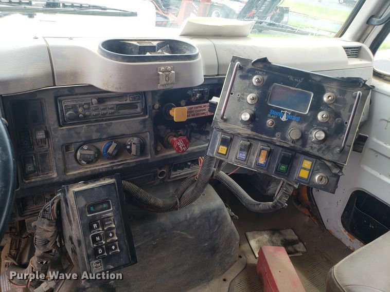 image for item EU9887 1998 International 4900 dump truck