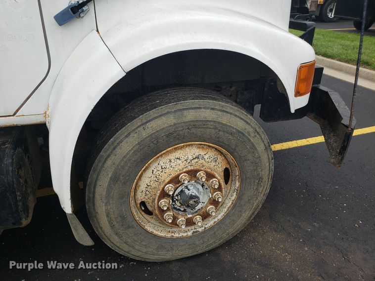 image for item EU9887 1998 International 4900 dump truck