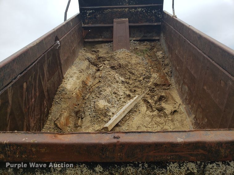 image for item EU9887 1998 International 4900 dump truck