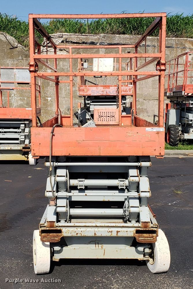 image for item EU9892 Skyjack SJIII 4832 scissor lift