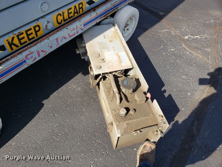 image for item EU9892 Skyjack SJIII 4832 scissor lift
