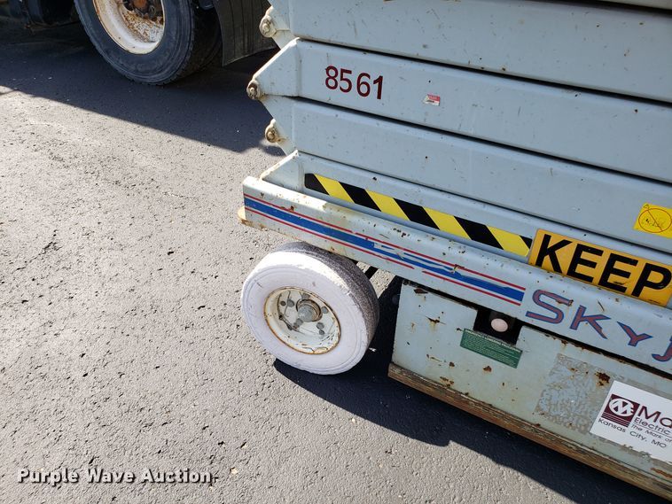 image for item EU9894 Skyjack SJIII 4830 scissor lift