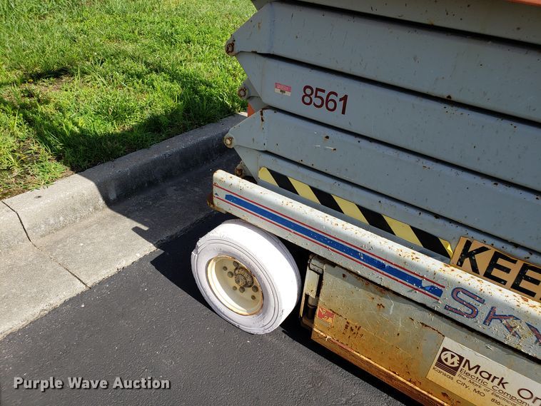 image for item EU9894 Skyjack SJIII 4830 scissor lift
