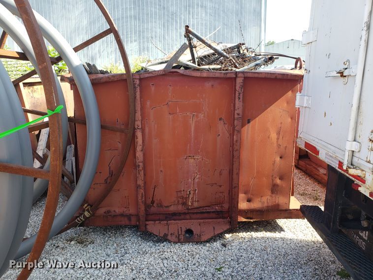 image for item EU9942 Roll-off dumpster