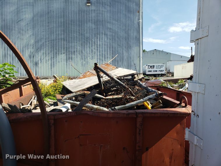 image for item EU9942 Roll-off dumpster