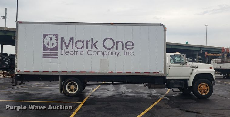 image for item EU9992 1993 Ford F700 box truck