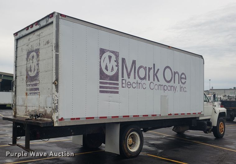 image for item EU9992 1993 Ford F700 box truck