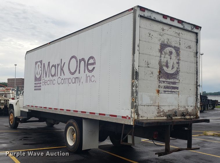 image for item EU9992 1993 Ford F700 box truck