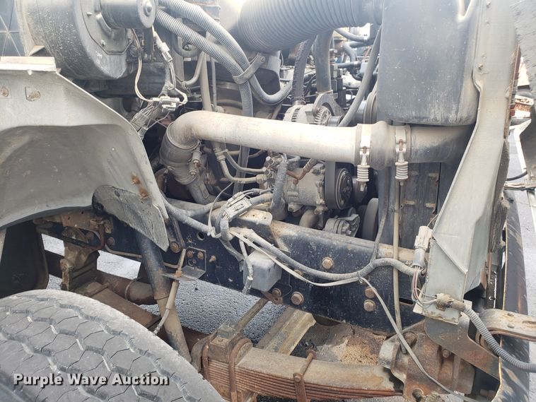 image for item EU9992 1993 Ford F700 box truck