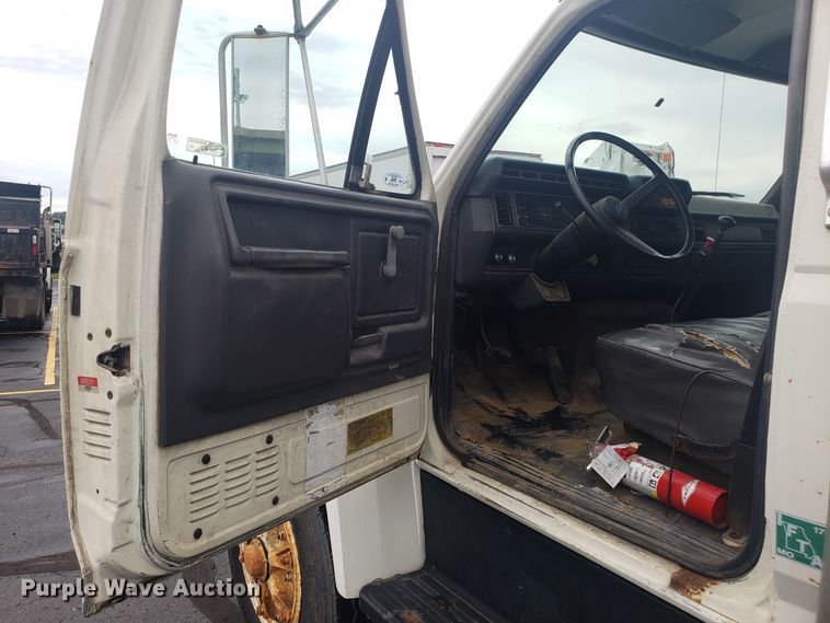 image for item EU9992 1993 Ford F700 box truck