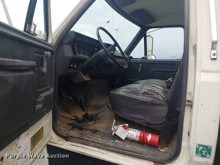 image for item EU9992 1993 Ford F700 box truck