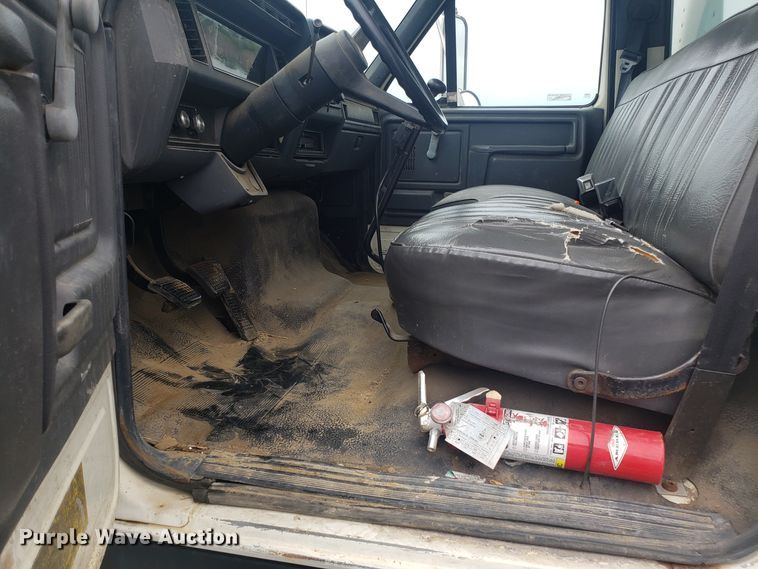 image for item EU9992 1993 Ford F700 box truck