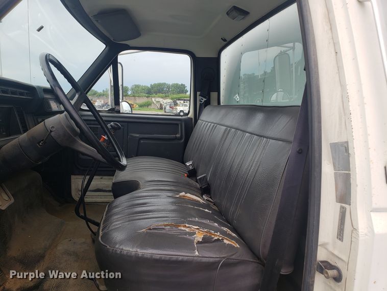 image for item EU9992 1993 Ford F700 box truck