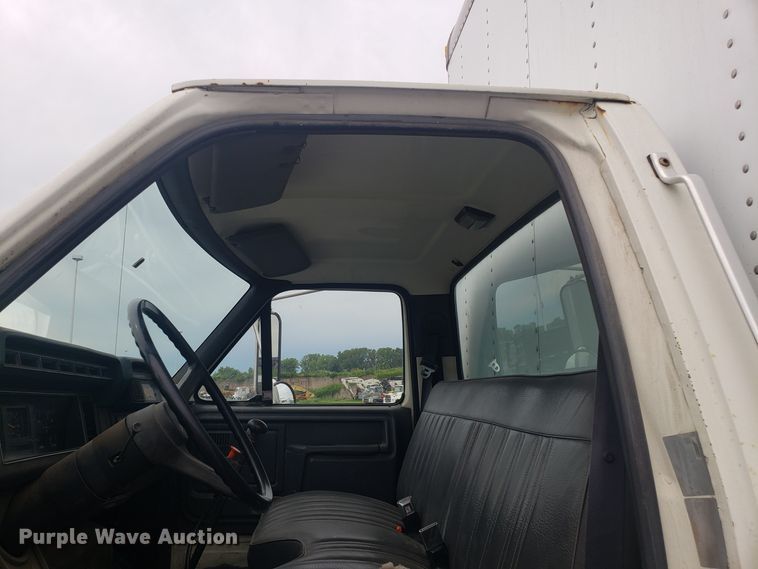 image for item EU9992 1993 Ford F700 box truck