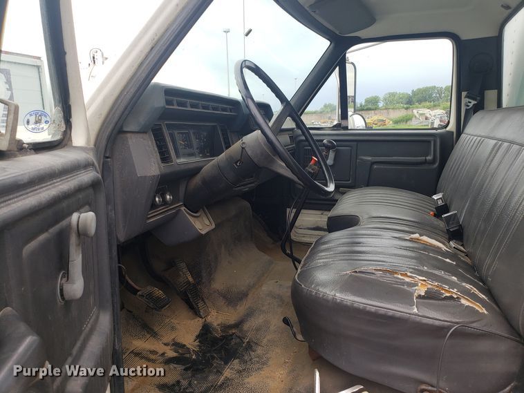 image for item EU9992 1993 Ford F700 box truck