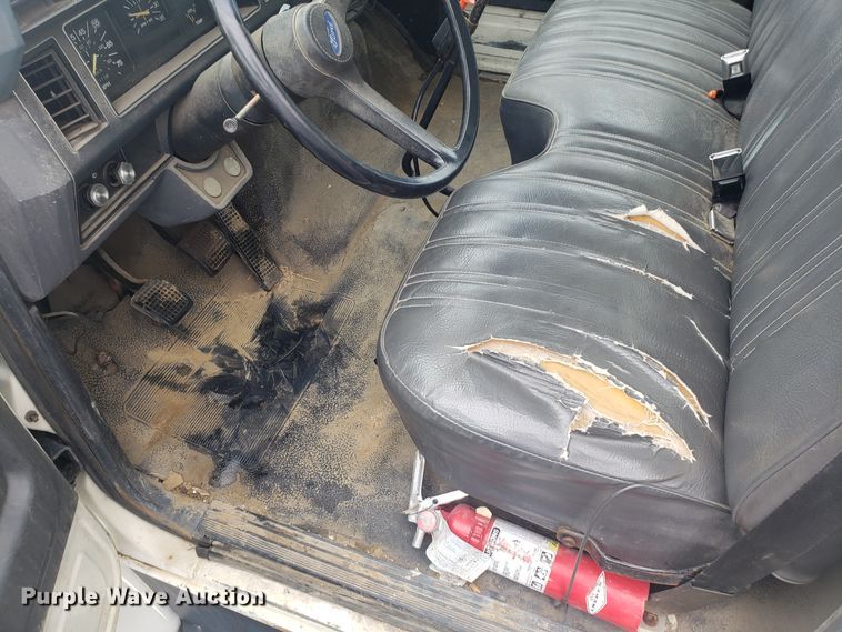 image for item EU9992 1993 Ford F700 box truck