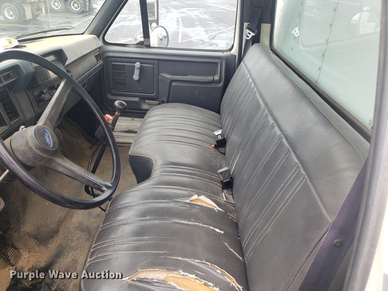 image for item EU9992 1993 Ford F700 box truck