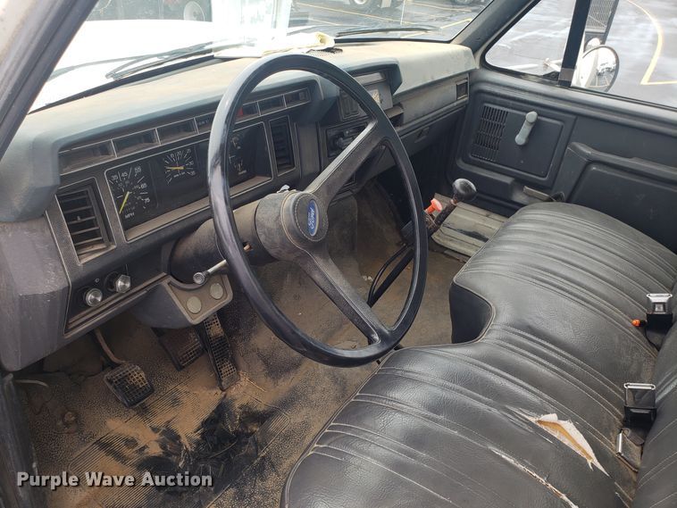 image for item EU9992 1993 Ford F700 box truck