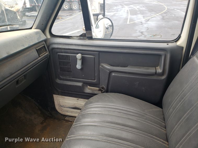 image for item EU9992 1993 Ford F700 box truck