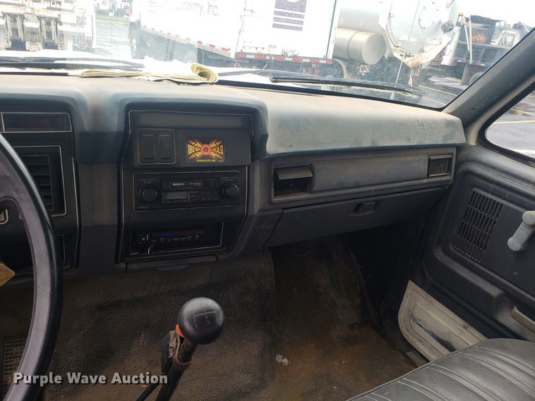 image for item EU9992 1993 Ford F700 box truck