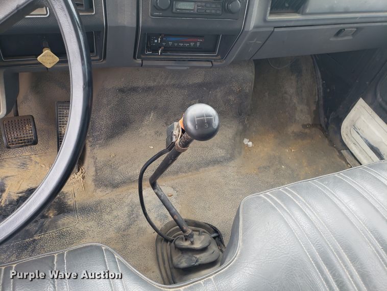 image for item EU9992 1993 Ford F700 box truck