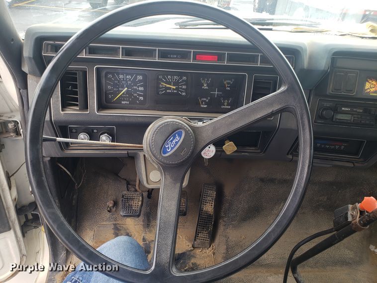 image for item EU9992 1993 Ford F700 box truck