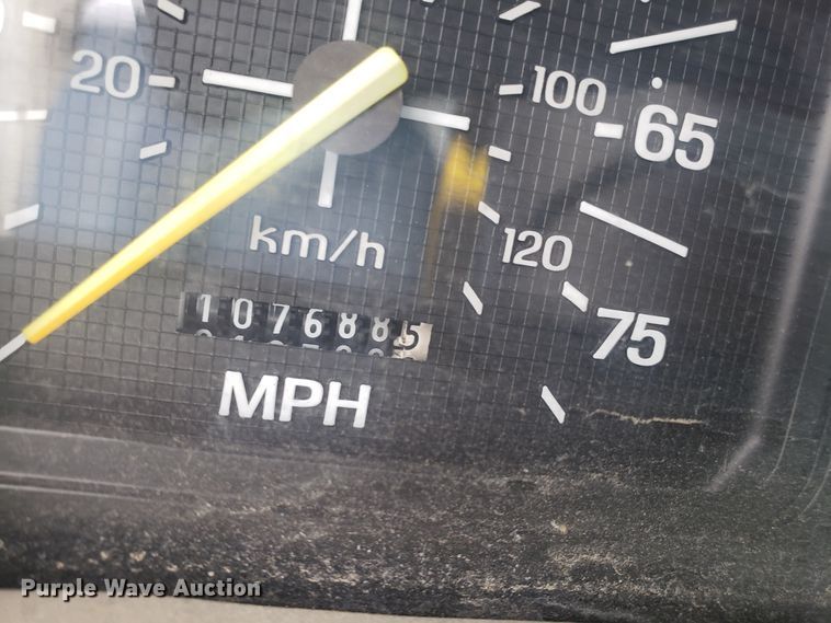 image for item EU9992 1993 Ford F700 box truck