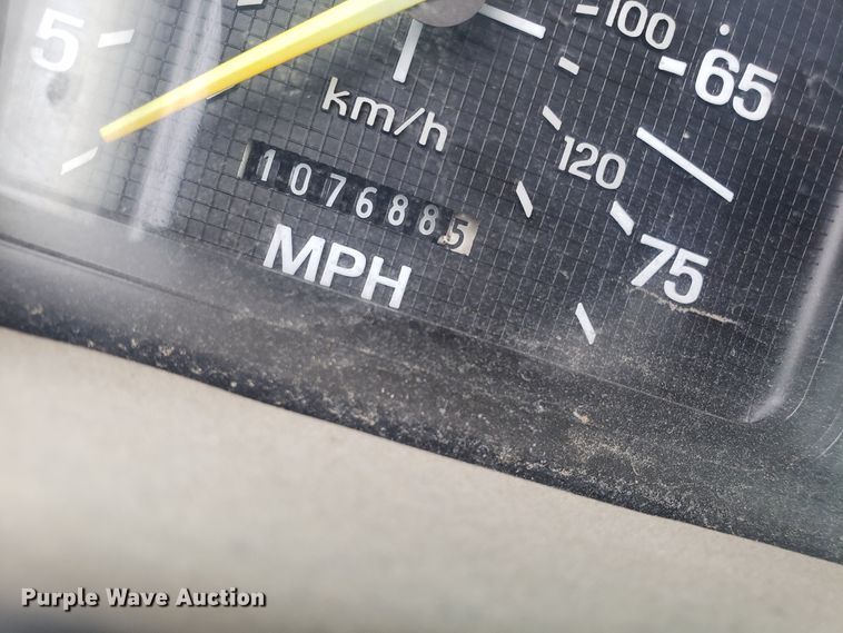 image for item EU9992 1993 Ford F700 box truck