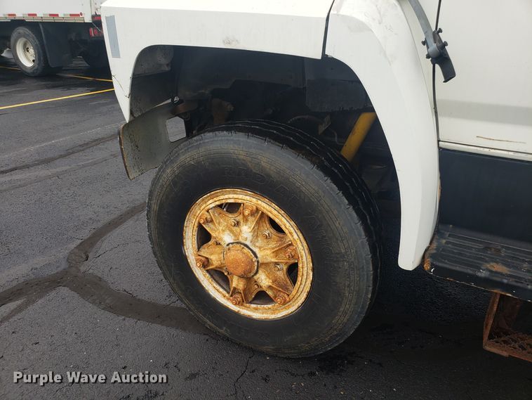 image for item EU9992 1993 Ford F700 box truck