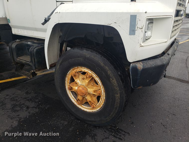 image for item EU9992 1993 Ford F700 box truck