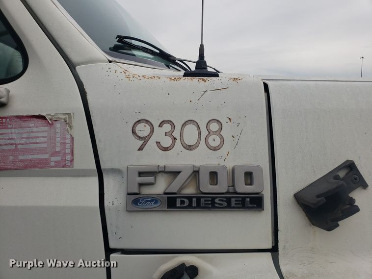 image for item EU9992 1993 Ford F700 box truck