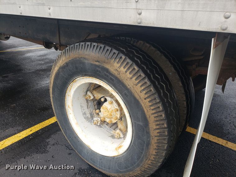 image for item EU9992 1993 Ford F700 box truck