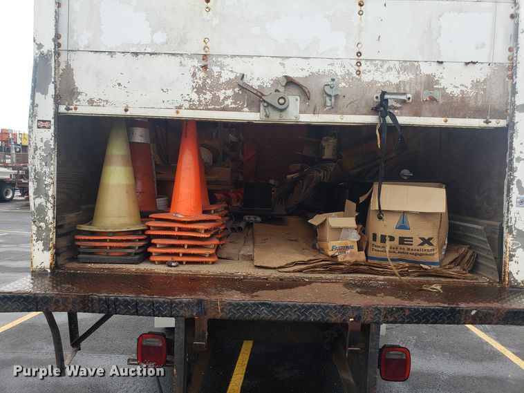 image for item EU9992 1993 Ford F700 box truck