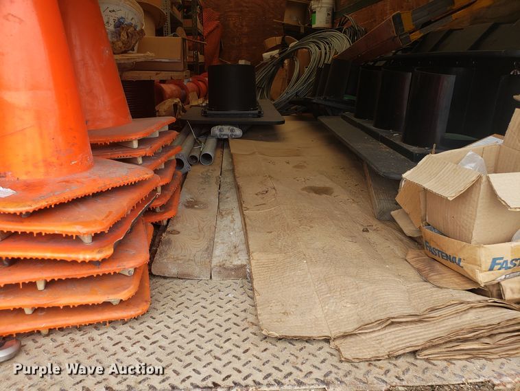 image for item EU9992 1993 Ford F700 box truck